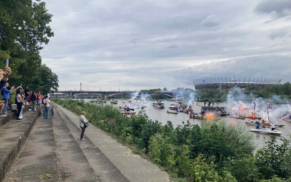 O godz. 17 na łodziach rozpoczął się pokaz pirotechniczny
