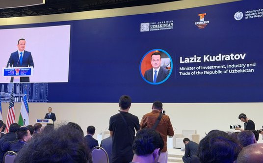 Laziz Kudratov, minister ds. inwestycji, przemysłu i handlu Uzbekistanu w trakcie wystąpienia na Uzb