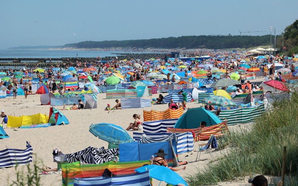 Nadmorskie plaże zapełnili wczasowicze, którzy jednak starali się ograniczać wydatki