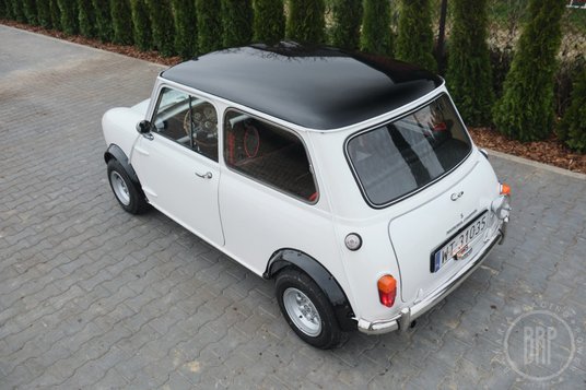 Samochód jest jak nowy, także całe wnętrze, od wykładzin przez fotele po sufit.