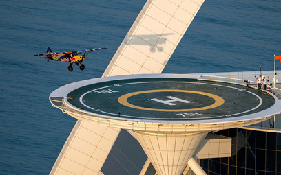 Jako pierwszy na świecie Polak wylądował samolotem na dachu wieżowca