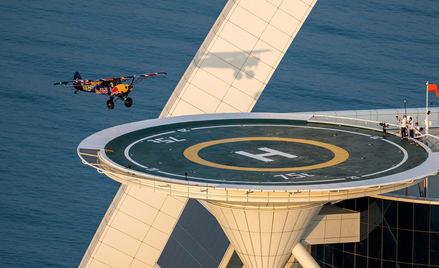 Jako pierwszy na świecie Polak wylądował samolotem na dachu wieżowca