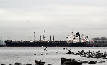 Zdjęcie zrobione 8 listopada 2025 r. przedstawia tankowiec zacumowany przy terminalu naftowym w porc