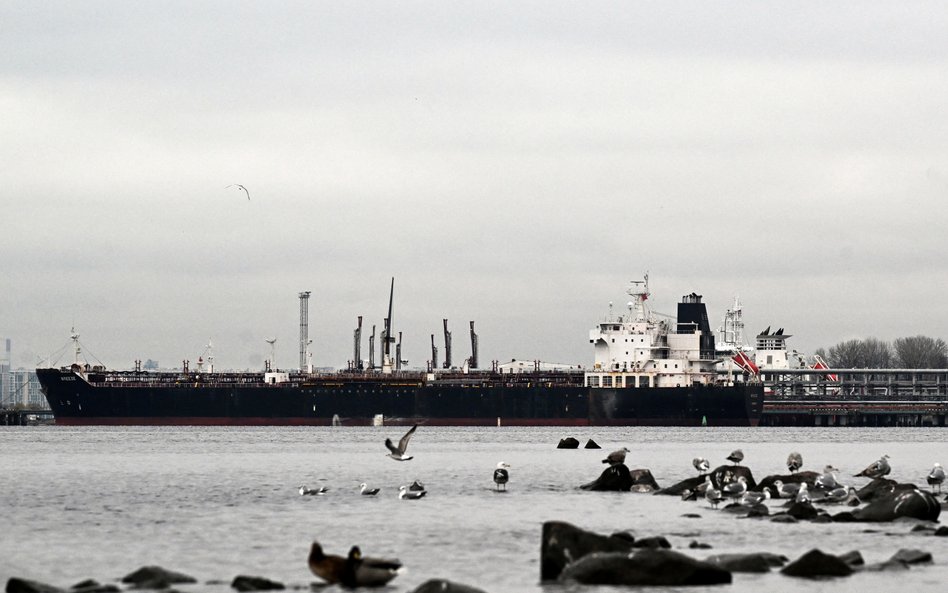 Zdjęcie zrobione 8 listopada 2025 r. przedstawia tankowiec zacumowany przy terminalu naftowym w porc