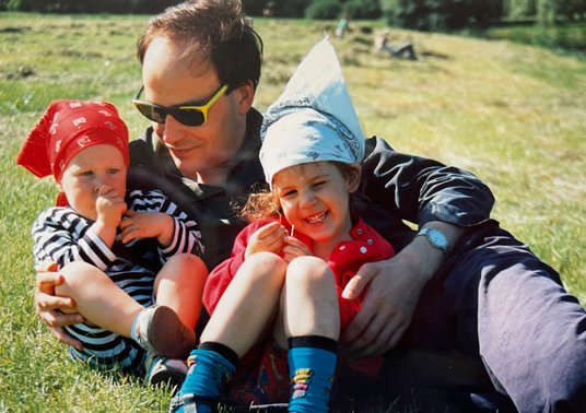 Maciej Radziwiłł z najstarszymi córkami: Aleksandrą po lewej i Izabellą. Warszawa, 1994 r.