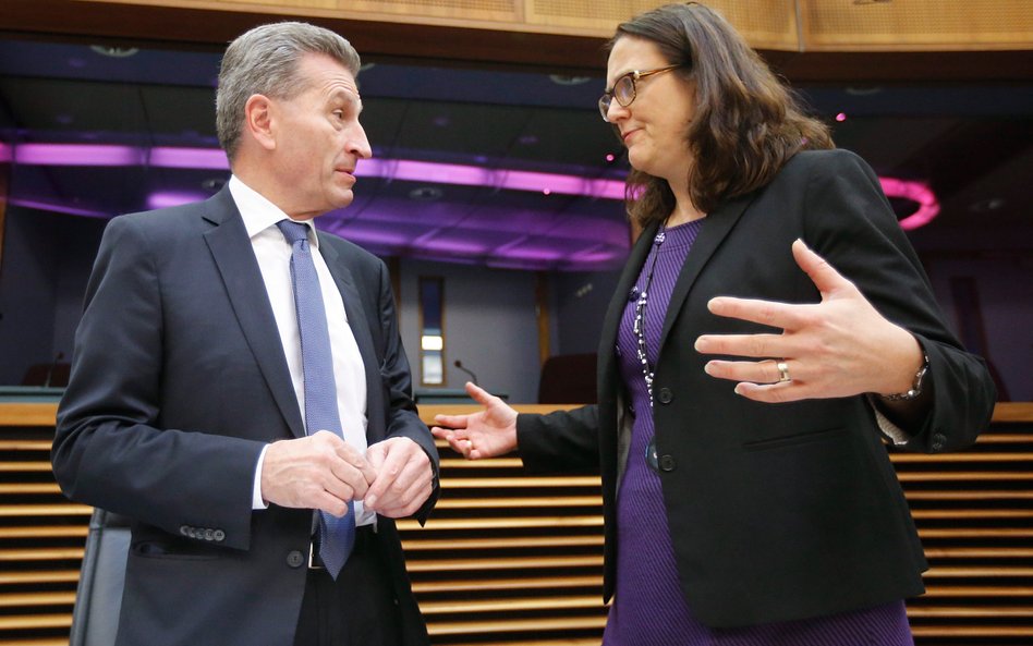 Guenther Oettinger, komisarz ds. gospodarki cyfrowej i społeczeństwa i Cecilia Malmstrom, komisarz d