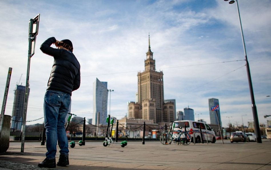 Sondaż: Polacy boją się koronawirusa mniej niż Włosi