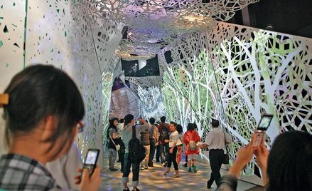 Odwiedzający polski pawilon przechodzą wycinankowym korytarzem symboliczną drogę ze wsi do miasta