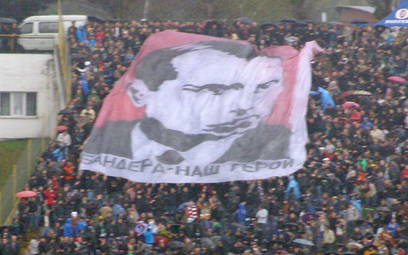 Sektorówka kibiców Karpat Lwów, przedstawiająca wizerunek Stepana Bandery z napisem „Bandera – nasz 
