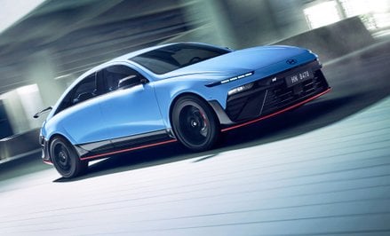 Z zewnątrz N-ka wyraźnie różni się od standardowego Ioniqa 6. Agresywny bodykit, poszerzone błotniki