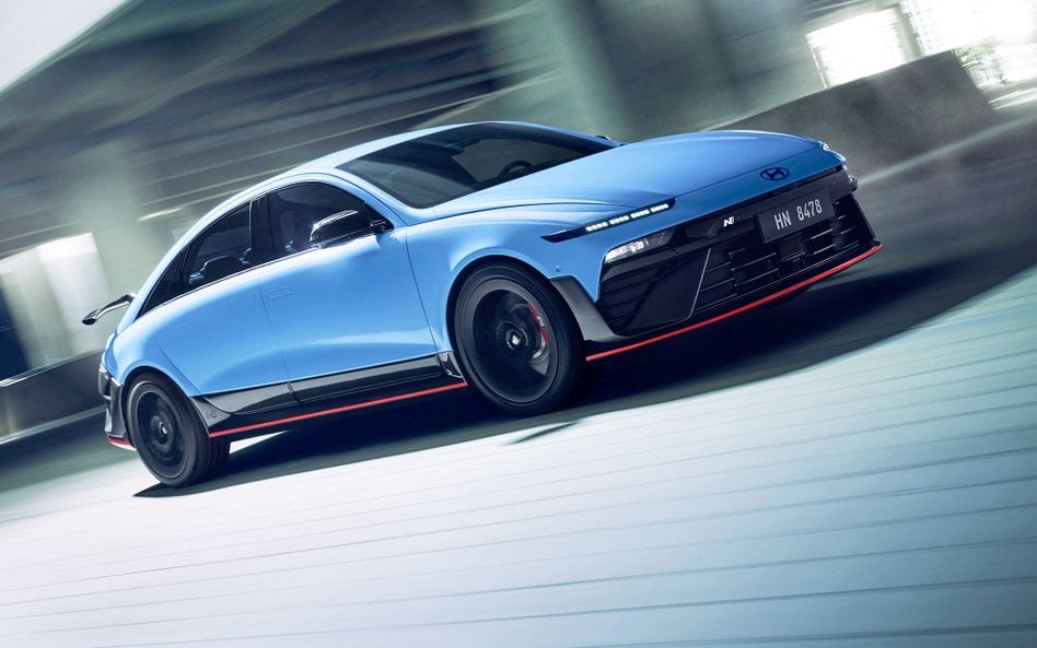 Z zewnątrz N-ka wyraźnie różni się od standardowego Ioniqa 6. Agresywny bodykit, poszerzone błotniki