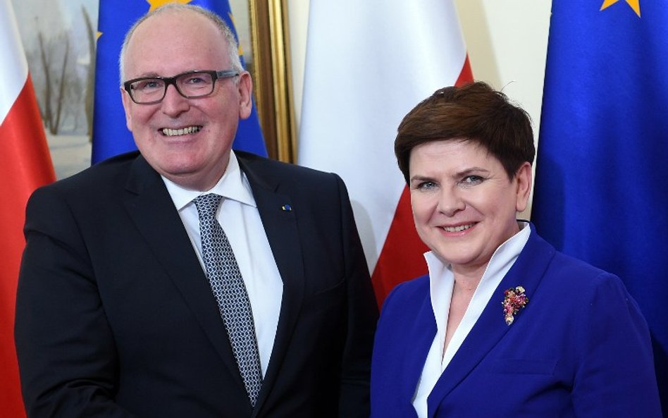 Beata Szydło i Frans Timmermans po wtorkowym spotkaniu w Warszawie. Mimo wojowniczej retoryki ekipa 