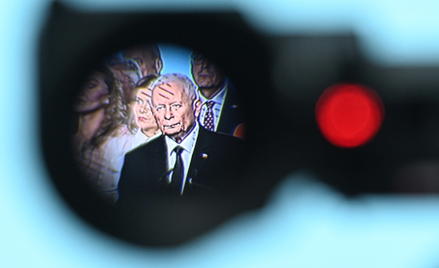 Prezes PiS Jarosław Kaczyński (w wizjerze kamery telewizyjnej) oraz politycy partii podczas konferen