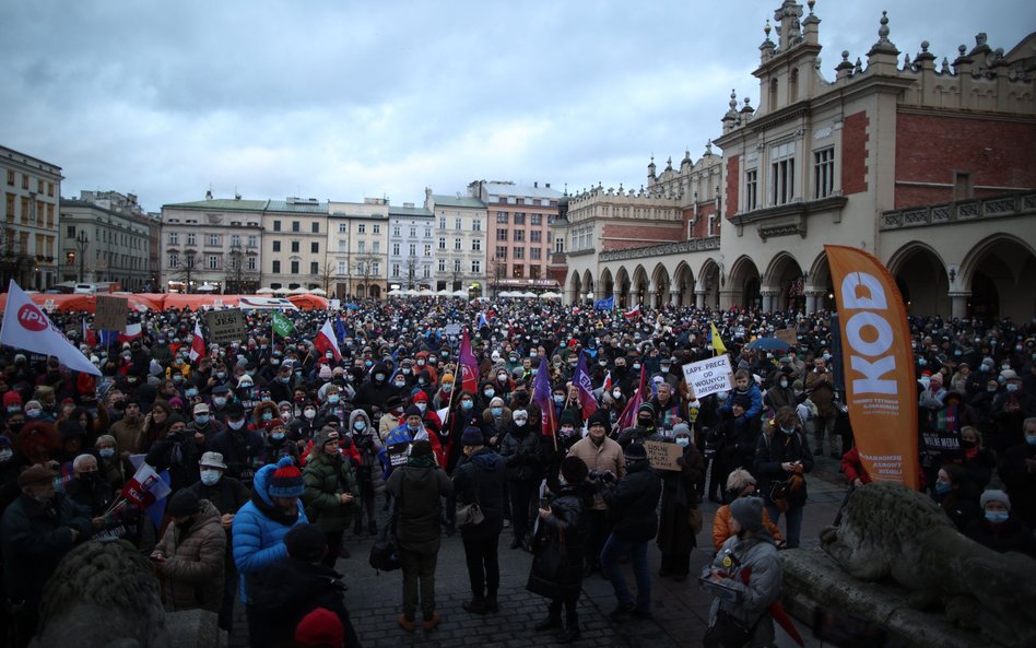 Kraków, manifestacja przeciwko nowelizacji ustawy o radiofonii i telewizji