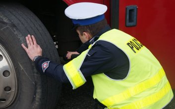 W czasie ferii prowadzone będą wzmożone kontrole autokarów przewożących dzieci i młodzież na zimowis