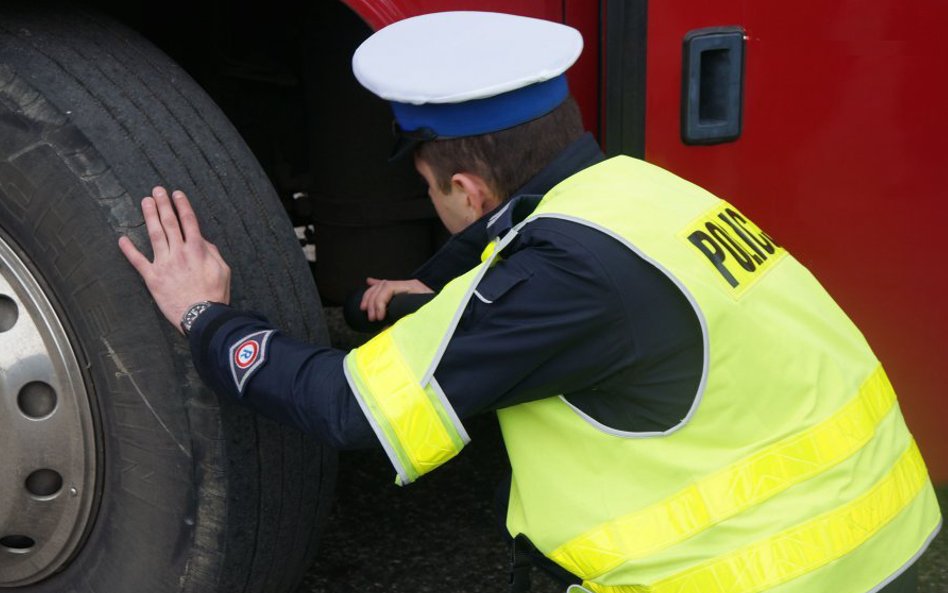 W czasie ferii prowadzone będą wzmożone kontrole autokarów przewożących dzieci i młodzież na zimowis