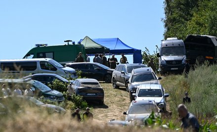 Służby w miejscu upadku rakiety w okolicach miejscowości Tarnawa-Kolonia