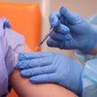 Szczepienia na COVID-19: pierwsza dawka za granicą, druga w Polsce
