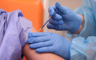 Oszuści wyłudzają dane i pieniądze metodą „na szczepionkę”