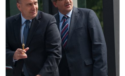 Grzegorz Schetyna tnie wstęgi jak za PRL-u