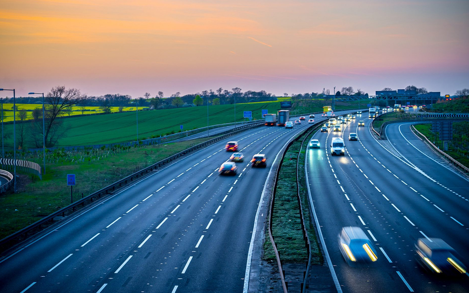 Autostrada A2 z czterema pasami w jednym kierunku