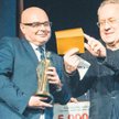 Robert Gliński (z prawej) i Ryszard Nowak wręczają nagrody nowosądeckiego festiwalu