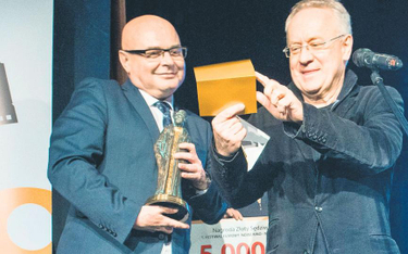 Robert Gliński (z prawej) i Ryszard Nowak wręczają nagrody nowosądeckiego festiwalu