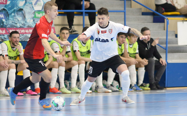 Chorzów, Hala MORiS. Mecz Futsal Ekstraklasy Clearex Chorzów (białe) – Red Dragons Pniewy (czerwone)