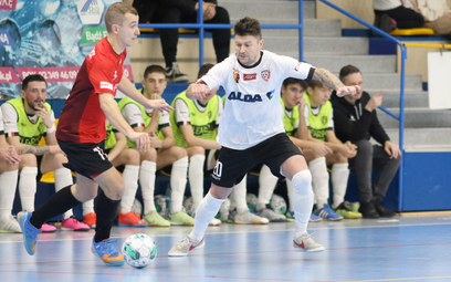 Chorzow, Hala MORiS. Mecz Futsal Ekstraklasy Clearex Chorzów (białe) – Red Dragons Pniewy (czerwone)