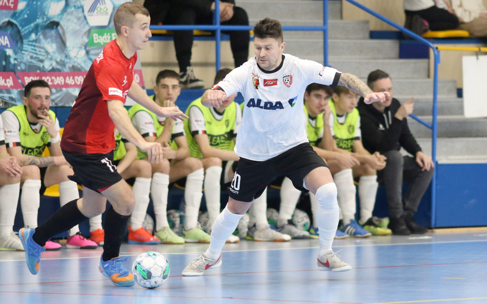 Chorzów, Hala MORiS. Mecz Futsal Ekstraklasy Clearex Chorzów (białe) – Red Dragons Pniewy (czerwone)