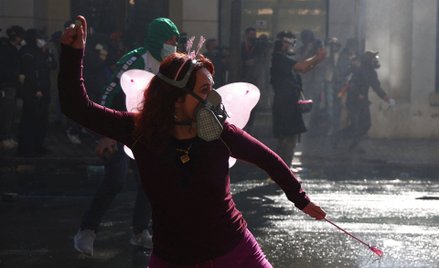 Protestujący studenci rzucali w stronę policji kamieniami, koktajlami Mołotowa, racami i fajerwerkam