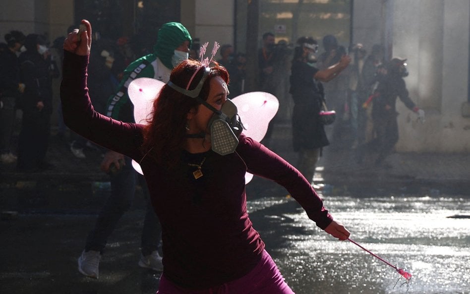 Protestujący studenci rzucali w stronę policji kamieniami, koktajlami Mołotowa, racami i fajerwerkam