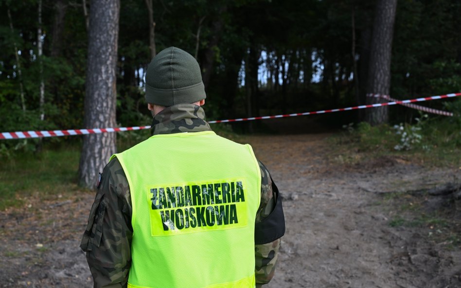 Zgłoszenie o natrafieniu przez osobę postronną na obiekt przypominający drona wpłynęło do służb we w