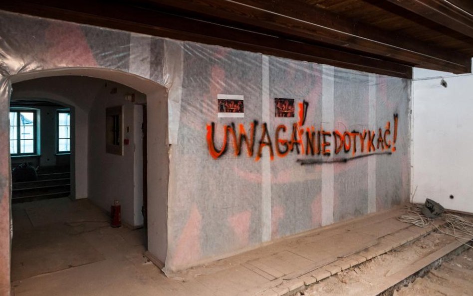 Malowidło "Kucie Kos" Wojciecha Fangora umieszczone na jednej ze ścian osłonięte na czas remontu. Ob