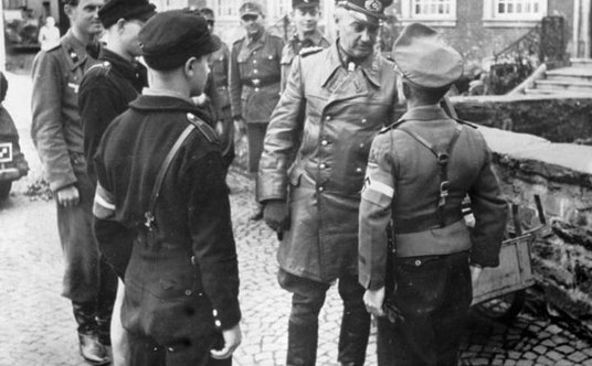 Członek Hitlerjugend składa meldunek feldmarszałkowi Modelowi (1944 r.)