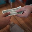 Dolar szybko oddaje pole innym