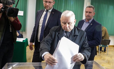 Jarosław Kaczyński głosuje w wyborach samorządowych