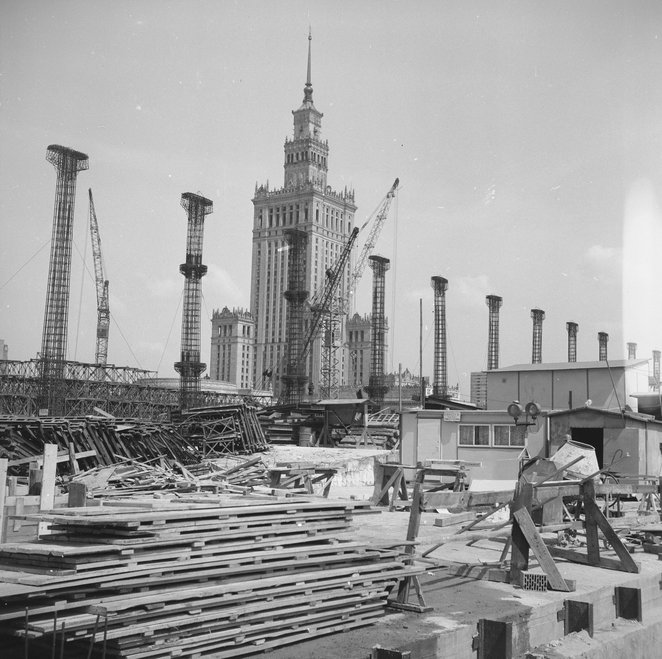 Wyłania się hala główna dworca, w tle PKiN