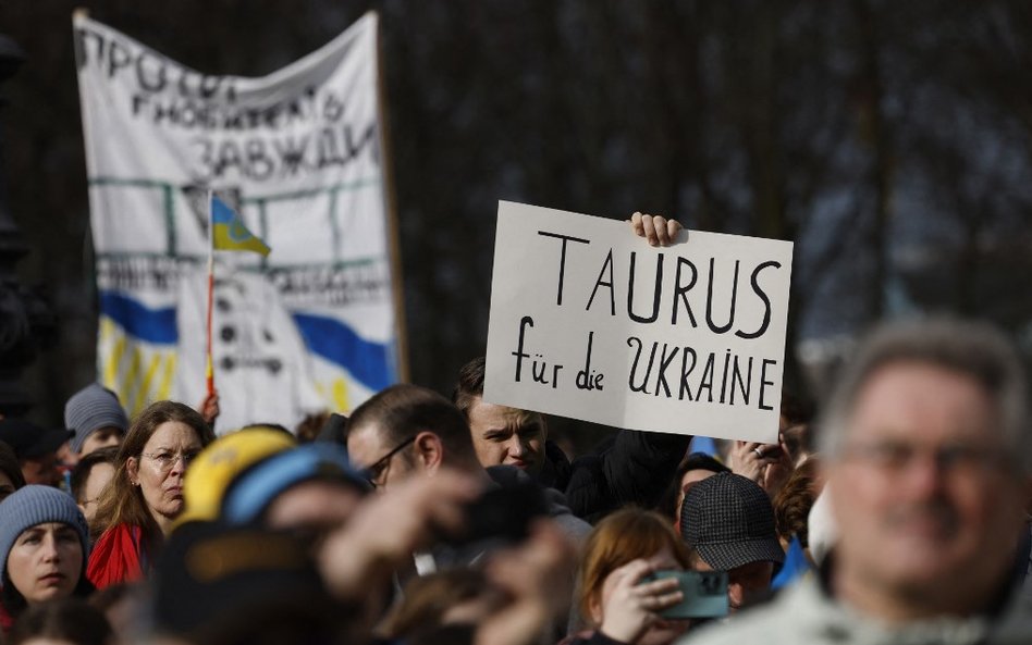 Demonstracja w Berlinie. Jeden z uczestników trzyma transparent wzywający niemiecki rząd do dostarcz