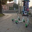 W wielu polskich miastach hulajnogi coraz częściej stają się przedmiotem sporów o bezpieczeństwo i p