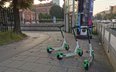 W wielu polskich miastach hulajnogi coraz częściej stają się przedmiotem sporów o bezpieczeństwo i p