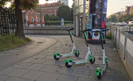 W wielu polskich miastach hulajnogi coraz częściej stają się przedmiotem sporów o bezpieczeństwo i p