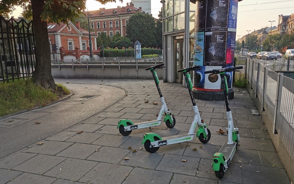 W wielu polskich miastach hulajnogi coraz częściej stają się przedmiotem sporów o bezpieczeństwo i p