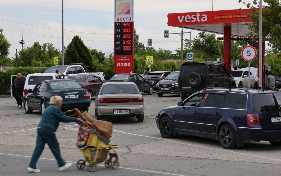 Na stacjach benzynowych na okupowanym Krymie brakuje paliwa