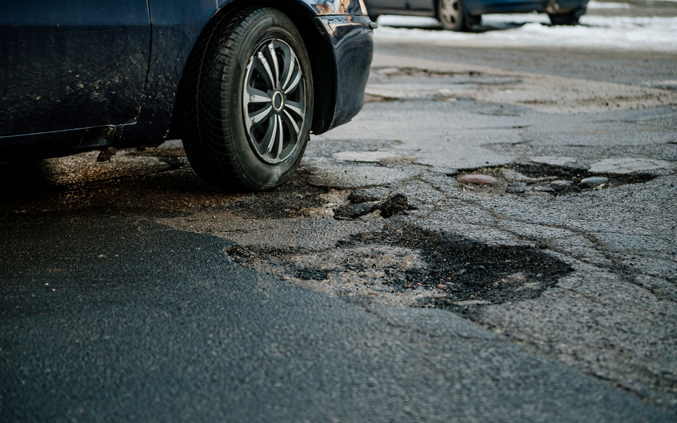 Dziury w asfalcie redukuje materiał, w którym znajdują się mikroskopijne cząsteczki wypełnione recyk