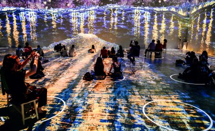 Immersyjna wystawa prac Vincenta van Gogha. Dzięki systemowi projektorów, widzowie mają poczucie zan