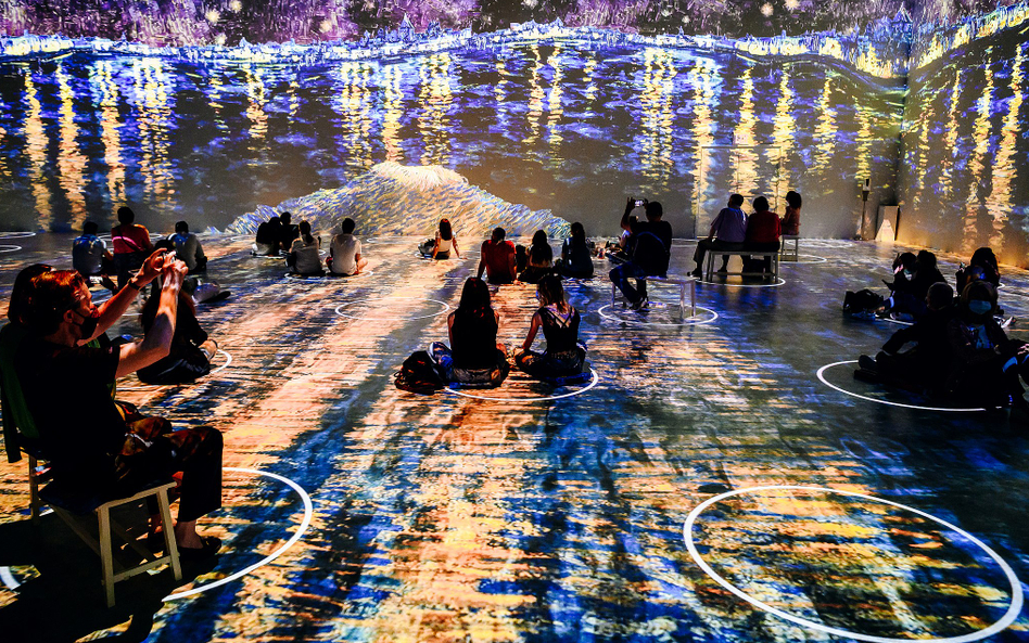 Immersyjna wystawa prac Vincenta van Gogha. Dzięki systemowi projektorów, widzowie mają poczucie zan