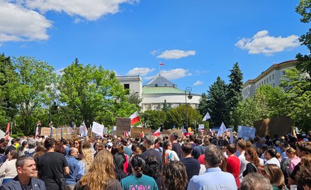 Protest naukowców pod Sejmem. Żądają podwyżek i 3 proc. PKB na naukę
