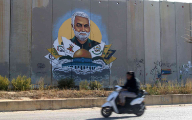Mural przedstawiający gen. Kasema Sulejmaniego na murze na granicy Libanu z Izraelem