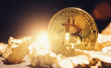 Bitcoin jest pod silną presją. Jeszcze w październiku jego notowania sięgały 126 tys. USD. Fot. shut